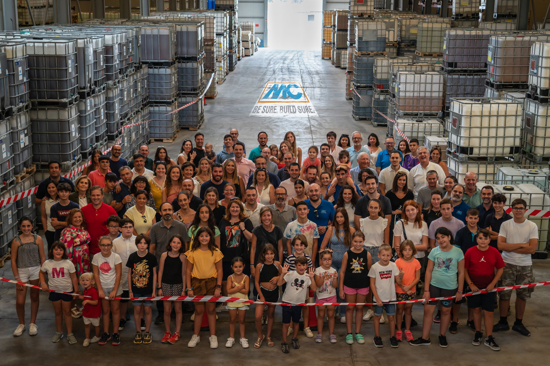 這張“全家福”是家庭日結束時在 MC-西班牙的倉庫所拍攝。